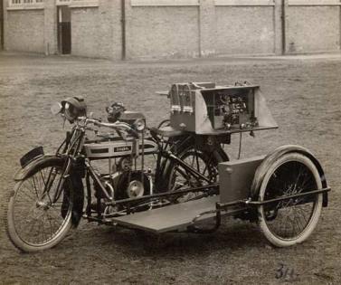 Un equipo de radio de la empresa de Marconi montado sobre una moto.